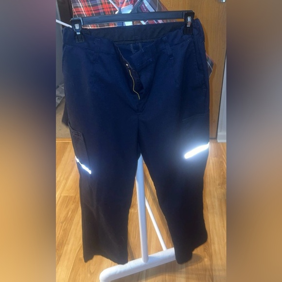 2 pairs of Stan Herman
 (FEDEX) cargo pants brand new
06-R -28 - Picture 8 of 10